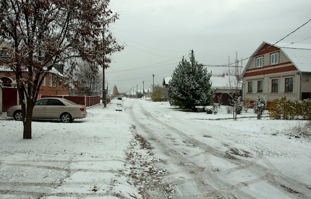 Rue d'une petite ville sur un jour d'octobre nuageux enneigé région de Riazan Russie