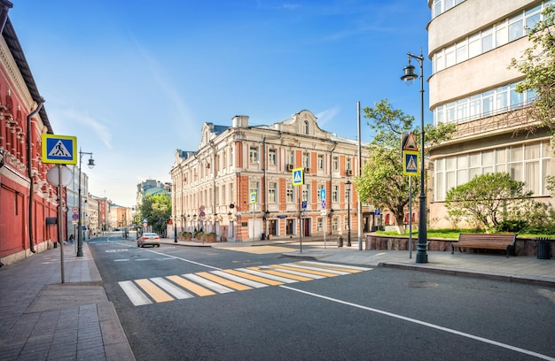 Rue Petrovka à Moscou un matin ensoleillé