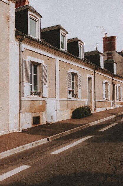 Photo une rue avec une photo de bâtiment