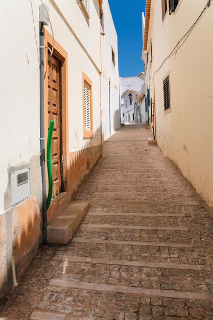 Rue piétonne étroite dans la vieille ville d'Albufeira