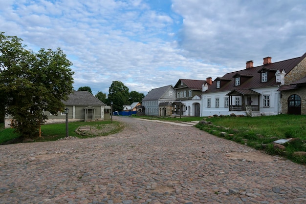 La rue principale d'Izborsk Pechorskaya Street région de Pskov Russie