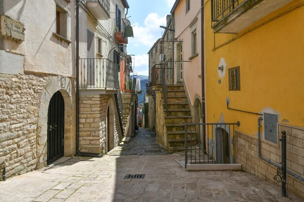 Photo une rue de roseto valfortore, un village médiéval de la province de foggia en italie