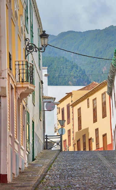 Rue ou ruelle étroite entre des bâtiments colorés à Santa Cruz de La Palma Architecture classique lumineuse et dynamique dans une petite ville ou un village Belles maisons ou maisons au design vintage