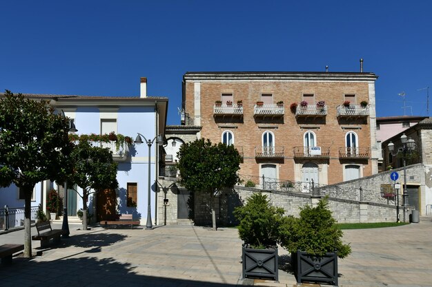 Une rue de Savignano Irpino, un village de la Campanie en Italie