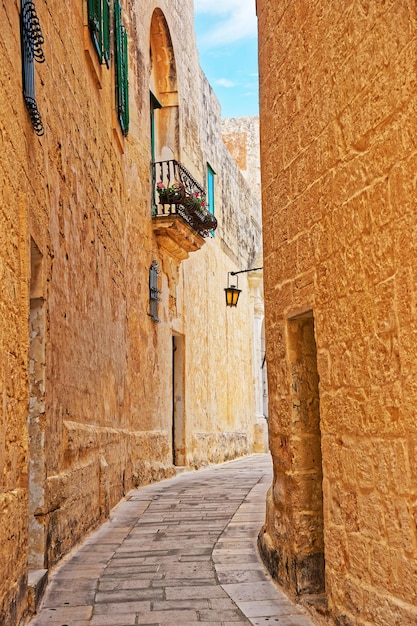 Rue serrée avec lanterne à l'ancienne ville de Mdina, Malte