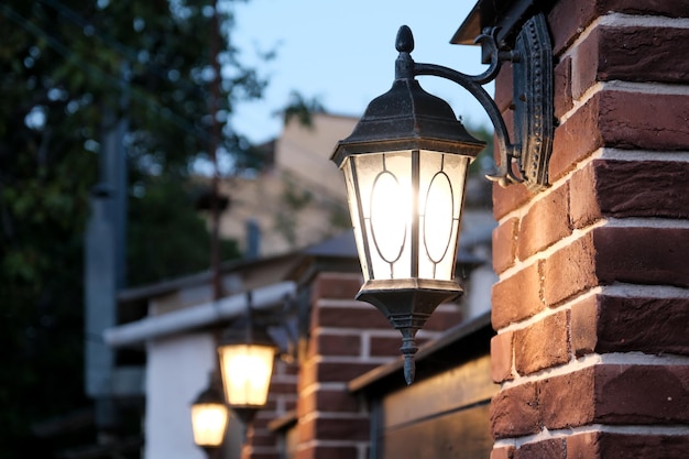 La rue sombre est éclairée par des réverbères Lanterne vintage sur un mur de briques le soir