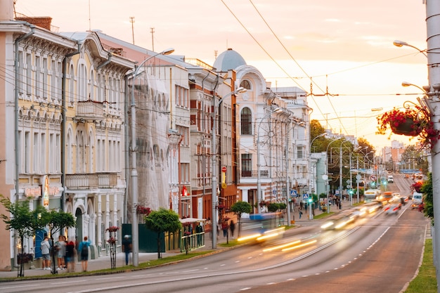 Rue Sovetskaya dans les heures du soir. Gomel, Biélorussie