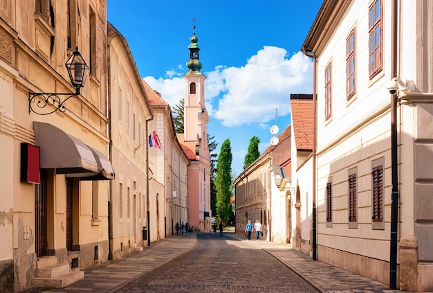 Rue avec tour de l'église dans la vieille ville de Varazdin en Croatie. Paysage urbain dans la célèbre ville croate d'Europe en été