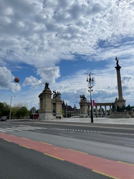 Photo une rue avec une tour d'horloge et un panneau indiquant 