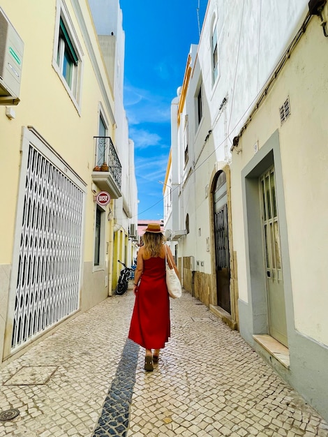 Une rue typique d'Olhao, une ville de la région de l'Algarve au Portugal