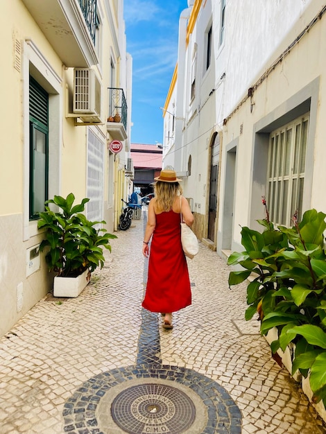 Photo une rue typique d'olhao, une ville de la région de l'algarve au portugal