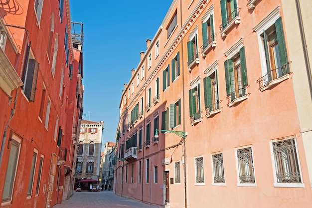 Rue de Venise par temps clair