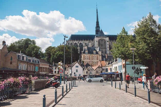 Rue vers les bâtiments de la ville contre le ciel