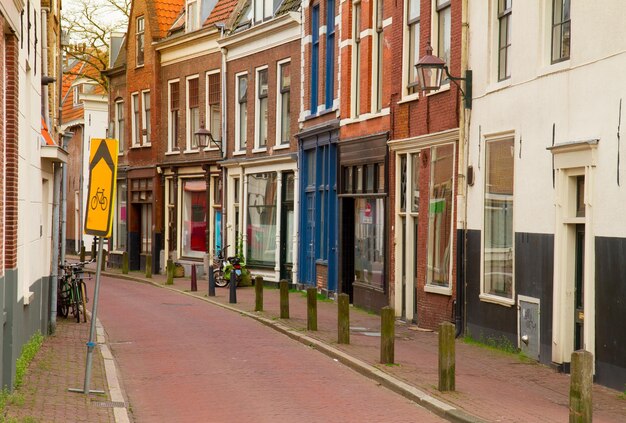 Rue vide dans la vieille ville de Haarlem, Hollande