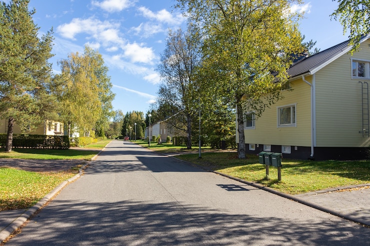 Photo rue vide entre les maisons privées
