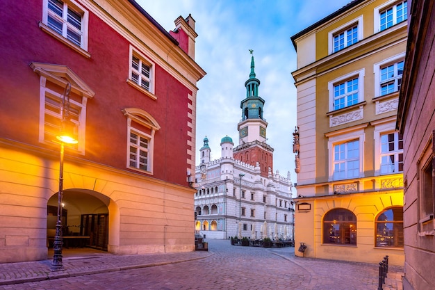 Rue vide et hôtel de ville de poznan dans la vieille ville au lever du soleil poznan pologne