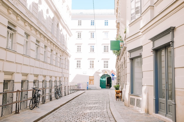 Rue vide par une journée ensoleillée