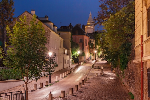 Rue vide et le Sacré-Cœur la nuit, quartier Montmartre à Paris, France