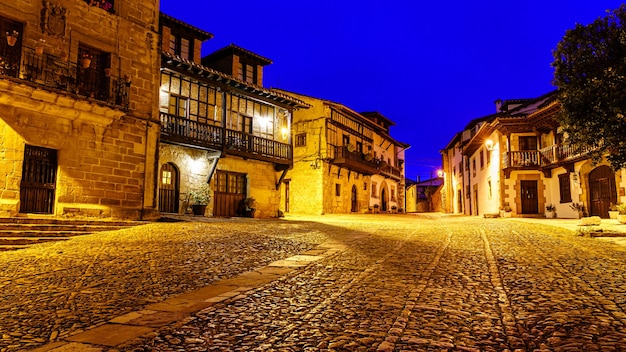 Rue de la vieille ville avec sol pavé au crépuscule. Santillana del Mar, Santander.