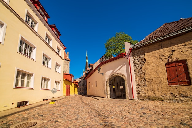 Rue de la vieille ville. Tallinn, Estonie. Concept nordique de voyage