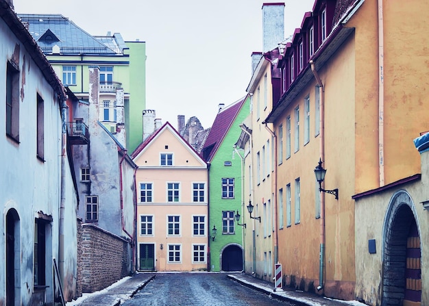 Photo rue de la vieille ville de tallinn, estonie en hiver