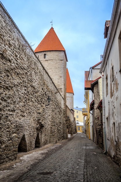 Photo rue de la vieille ville de tallinn avec tours médiévales estonie