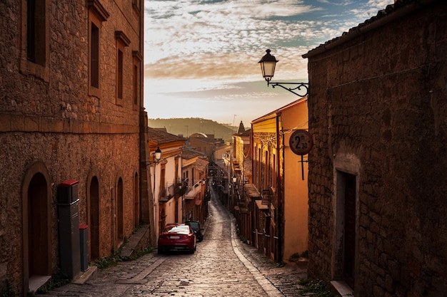 Rue avec de vieilles maisons à Aidone Enna province Sicile en Italie