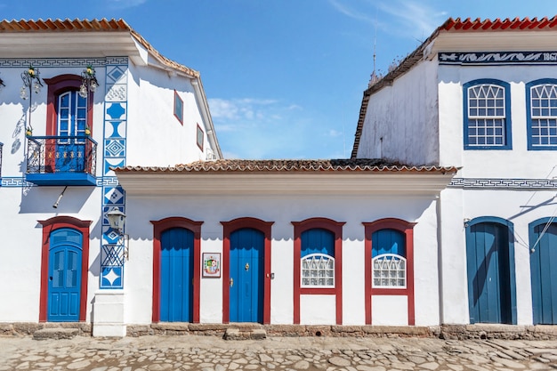 Rue et vieilles maisons coloniales portugaises du centre-ville historique de Paraty, État de Rio de Janeiro