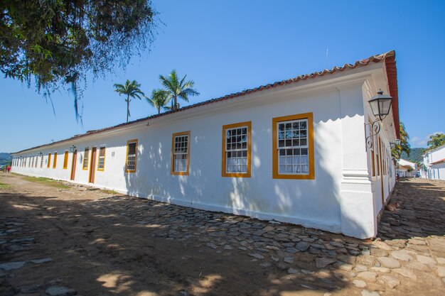 Rue et vieilles maisons coloniales portugaises du centre-ville historique de Paraty, État de Rio de Janeiro