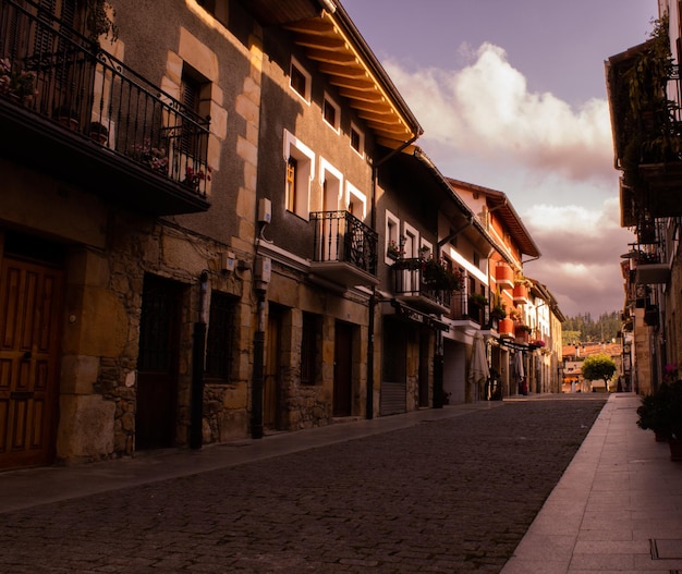 Rue de village rural avec des maisons anciennes dans le nord de l'espagne avec un ciel nuageux escapade romantique d'un week-end