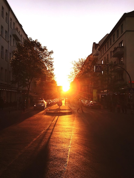 Une rue de la ville au coucher du soleil