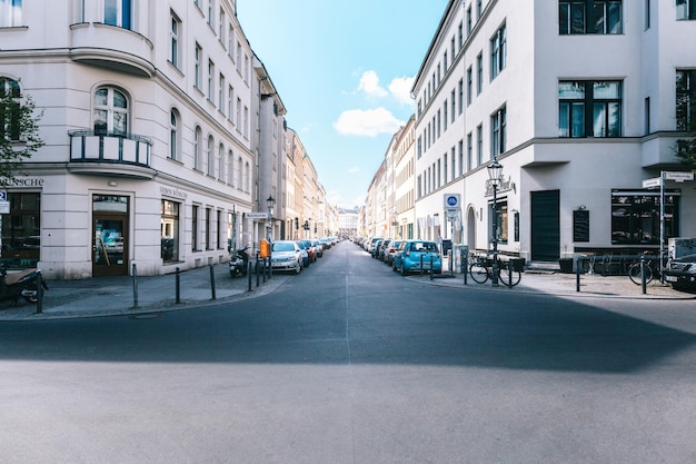 Rue de la ville au milieu des bâtiments contre le ciel