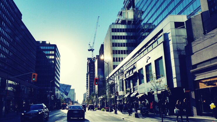 Photo rue de la ville avec des bâtiments en arrière-plan