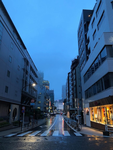 Rue de la ville et bâtiments contre le ciel au crépuscule