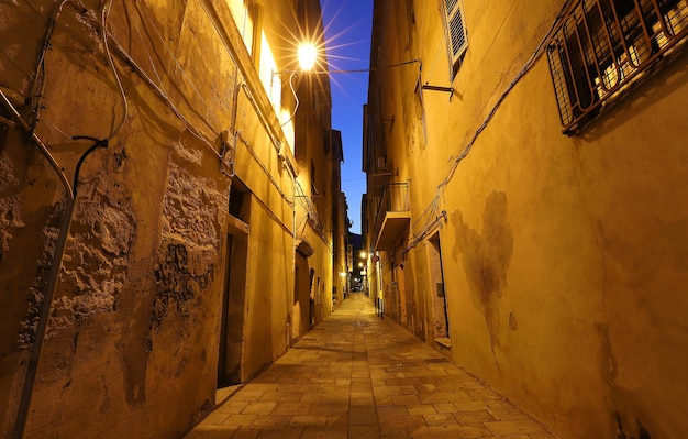 Rue de la ville corse Bastia la nuit l'île de Corse France