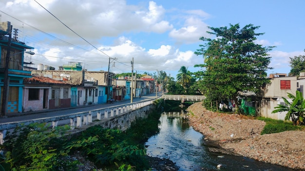 Rue de la ville de Cuba avec rivière