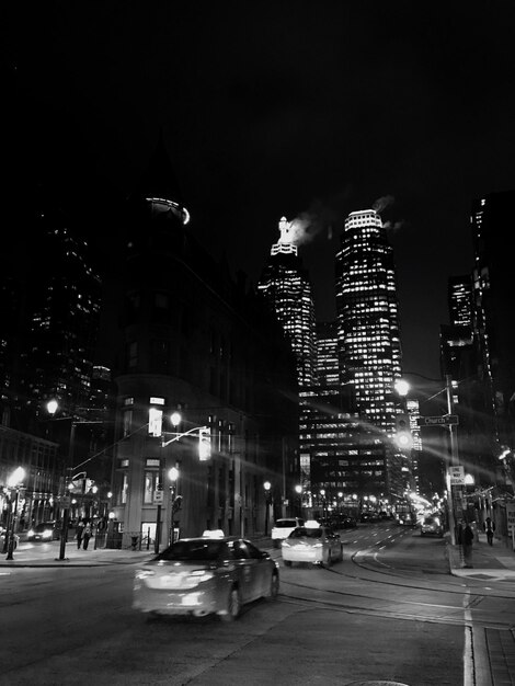 Photo une rue de la ville éclairée la nuit