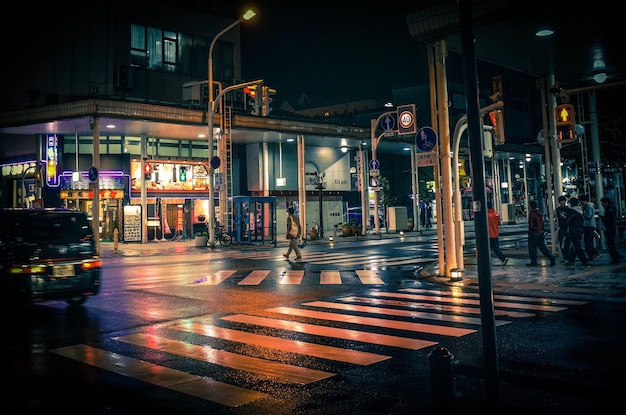 Photo une rue de la ville éclairée la nuit