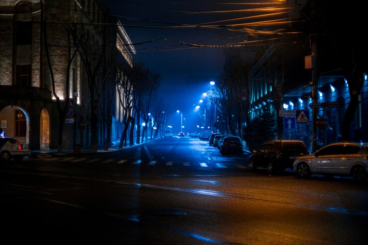 Photo une rue de la ville éclairée la nuit