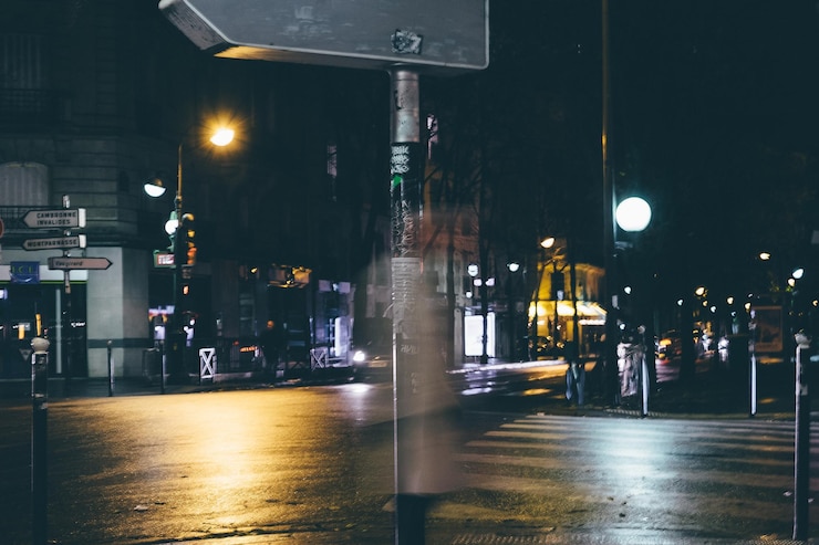 Photo une rue de la ville éclairée la nuit