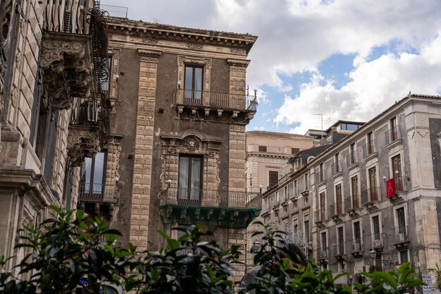 Une rue de la ville avec un grand bâtiment en arrière-plan