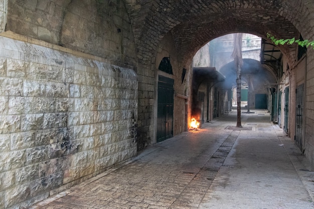 Ruelle du centre-ville avec feu de joie.