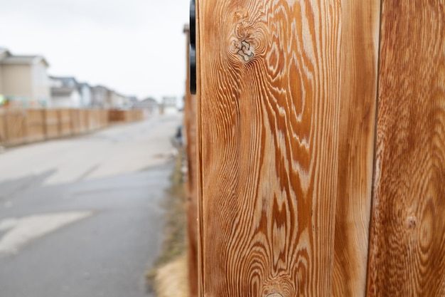 Ruelle entre les maisons dans le développement résidentiel de la ville urbaine