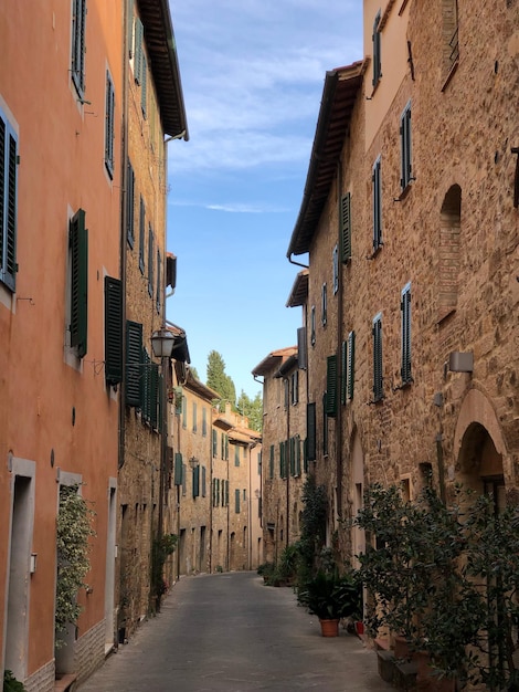 Une ruelle étroite au milieu des bâtiments de la ville