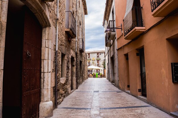 Photo une ruelle étroite au milieu des bâtiments de la ville