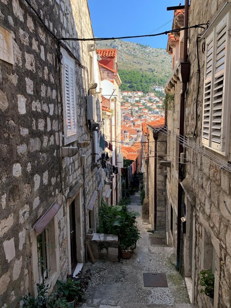 Photo une ruelle étroite au milieu des bâtiments de la ville