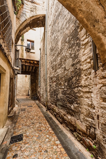 Ruelle étroite couverte d'arcades en pierre dans la vieille ville d'Avignon