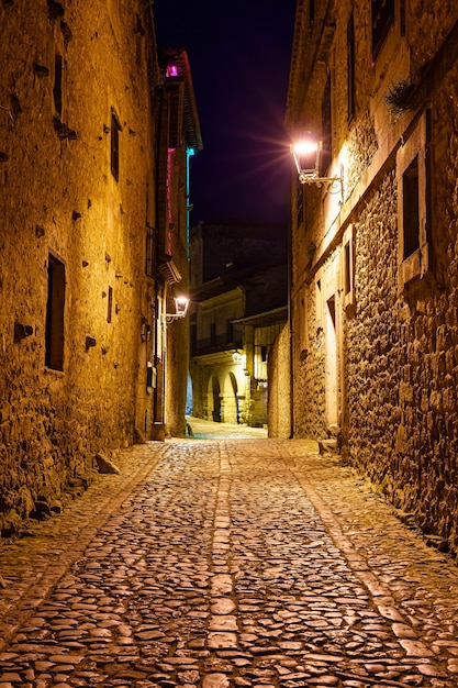 Ruelle étroite dans l'ancien village en pierre la nuit. Santillana del Mar, Santander.