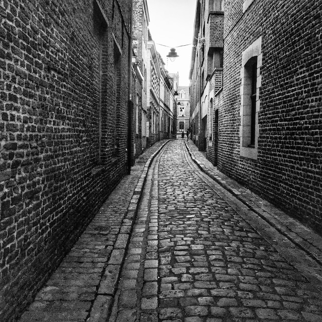 Une ruelle étroite le long des bâtiments