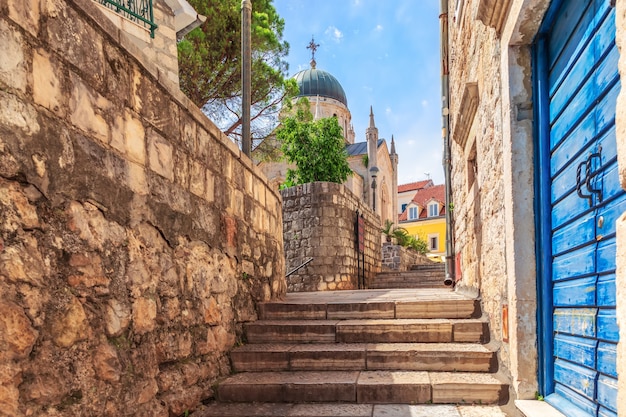 Ruelle européenne près de l'église Saint-Jérôme à Herceg Novi, Monténégro.